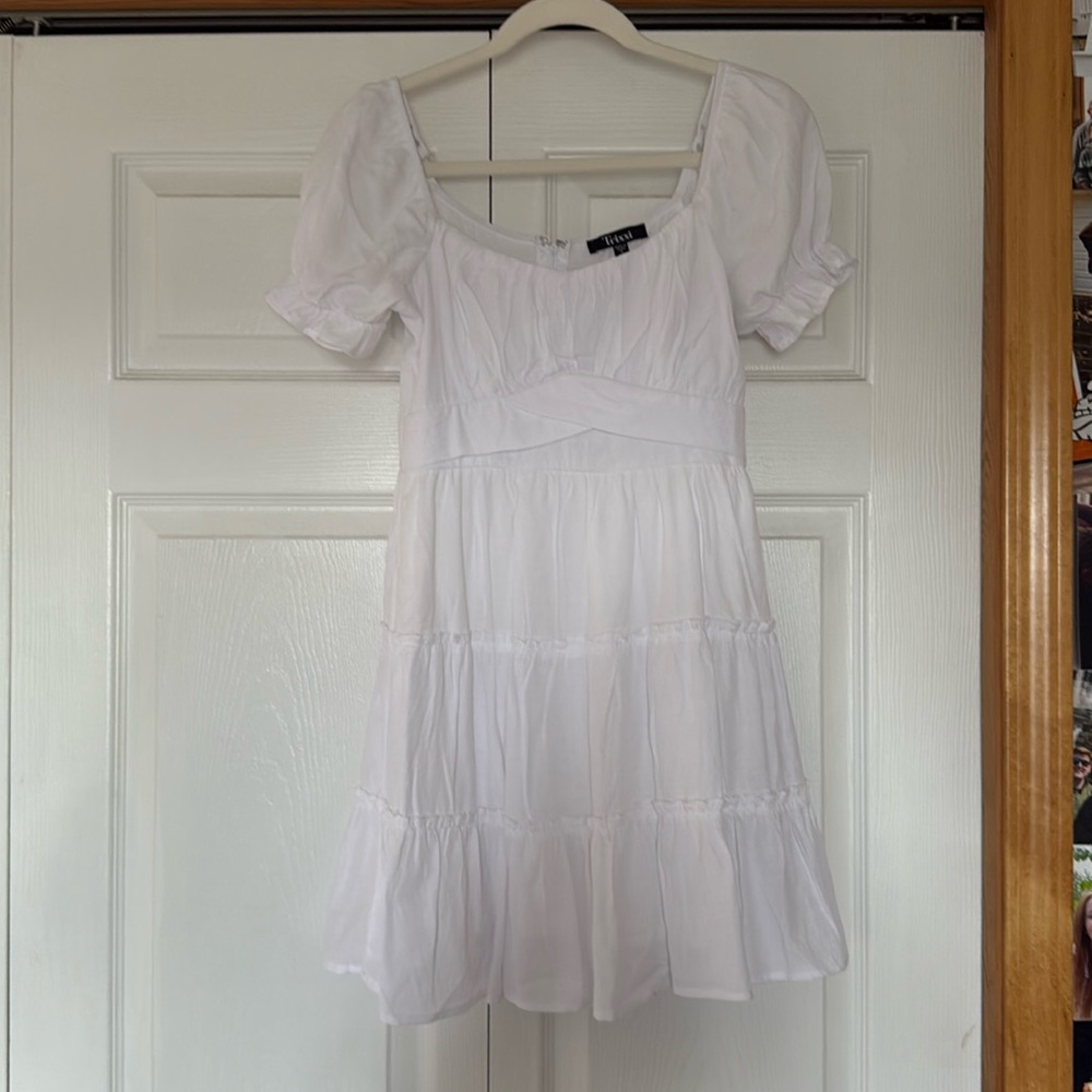 White dress perfect for graduation! Color:white Size: small